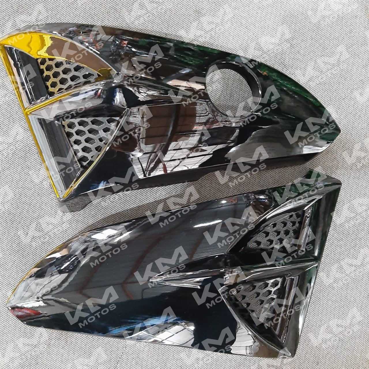 Rompevientos Kms YBR125 con diseño resistente y detalles en color, ideal para protección contra el viento.