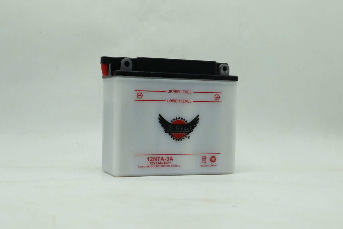 Batería de plomo-ácido KM Motos 12N7-3A-BS HANZO para motocicleta, con terminales y cables visibles.