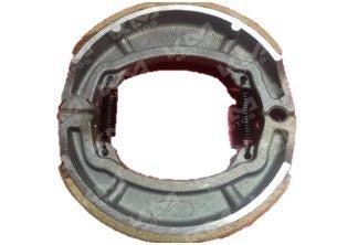 Pastilla de freno Hanzo para DT175, muestra el componente de fricción en color negro con detalles metálicos.