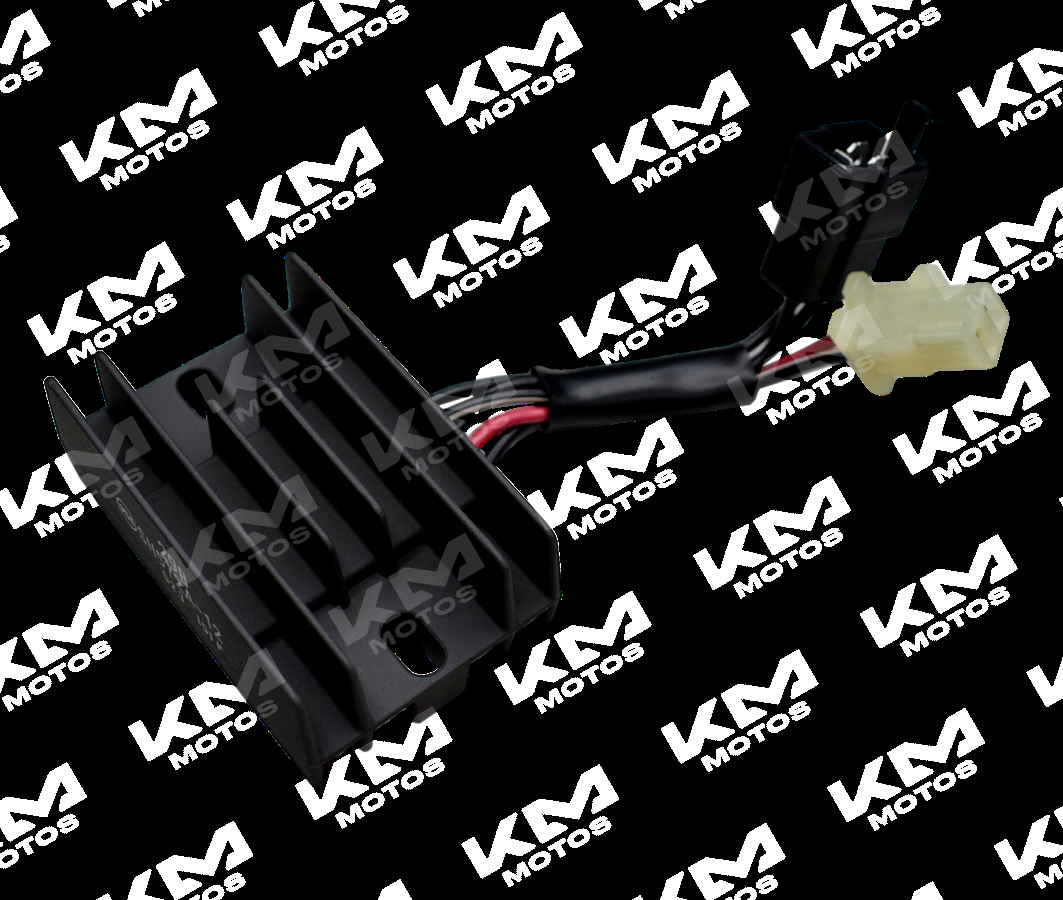 Regulador de voltaje Hanzo para motos EN125, GN125, GXT200, KMF, Supermoto y XTM200, con conexiones y componentes visibles.