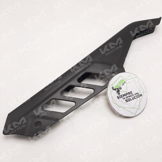 Cubre cadena Meek GXT200/KMF200/XTM200, protección para cadenas, color negro, muestra el diseño y ajuste del cubre.