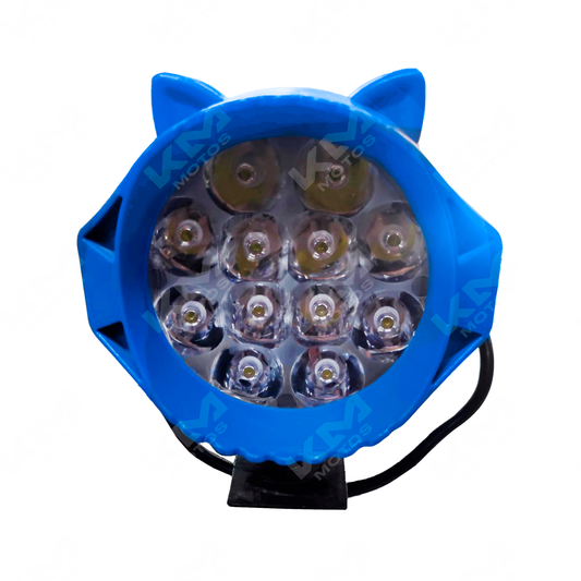 Luz LED de cerámica para 2 contactos de la marca KM Motos, muestra la luz encendida y sus componentes en un entorno técnico