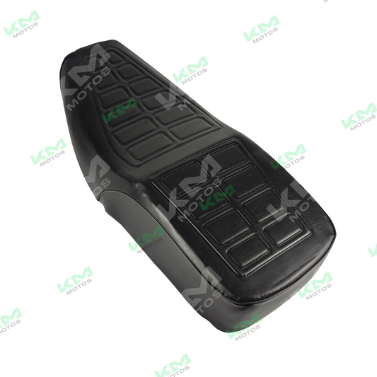 Asiento para motocicleta Suzuki GN125 de la marca KM Motos, con diseño cómodo y resistente, visto desde arriba.