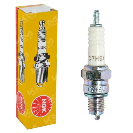 Bujía de motor NGK C7 universal, con electrodos y cuerpo metálico visible, utilizada para vehículos y maquinaria.