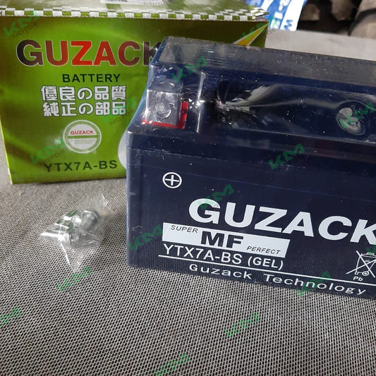 Batería sellada YTX7A-BS Guzack para motocicleta, vista frontal con terminales visibles y carcasa resistente.