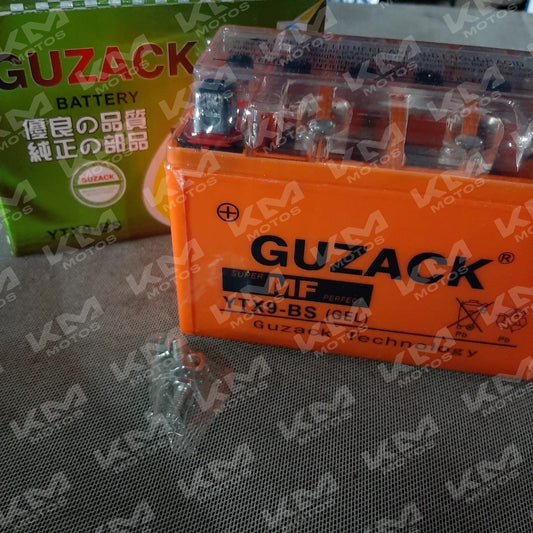 Batería YTX9-BS Gel Guzack de tipo batería, vista frontal con cables y terminales claramente visibles.