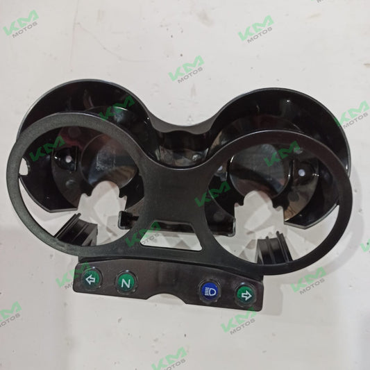 Protector de tacómetro para YBR125 de marca Universal, en color negro, con acabado resistente y diseño compacto.