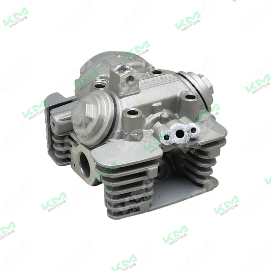 Culata Yamaha YBR125 Sola, imagen de la culata de motor con detalles metálicos y tornillos visibles.