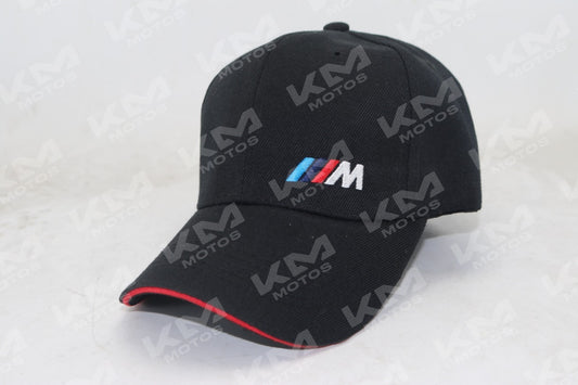 Gorra bordada de la marca Universal, protección personal y accesorios, vista frontal en color negro con bordado en la parte delantera