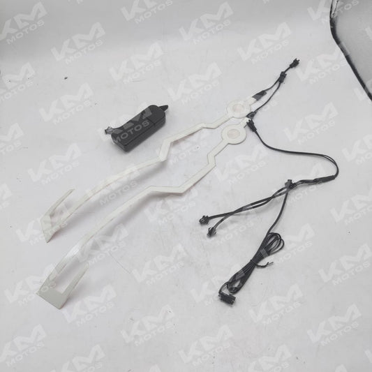 Luz LED blanca para casco universal, accesorio con flash, visible en un casco con la luz encendida y en modo de destello
