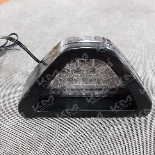 Luz LED de señal de stop universal en forma triangular, instalada en un vehículo para advertencia luminosa.