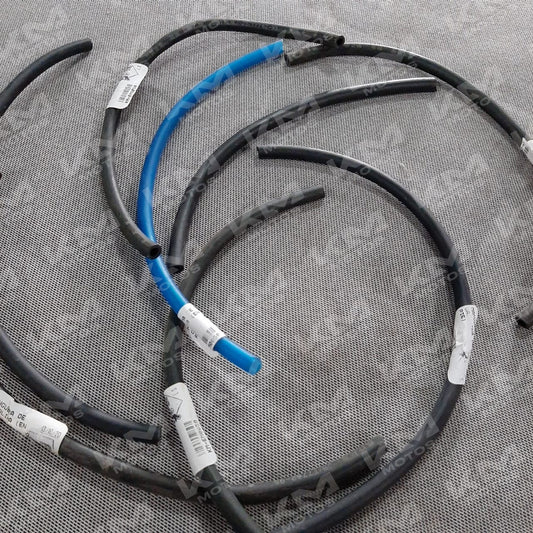 Manguera de gasolina universal en posición vertical, hecha de material flexible, utilizada para suministrar gasolina a vehículos.