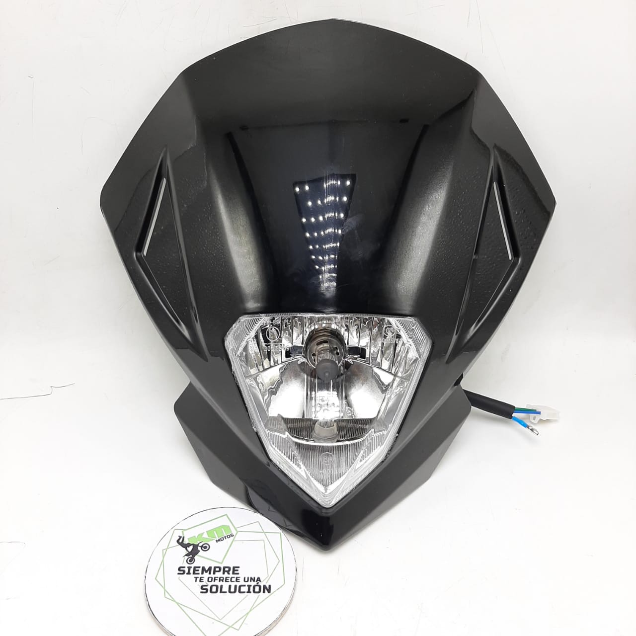 Carena sola de supermoto negra de KM Motos, muestra detalles de la cubierta y acabado en material resistente.