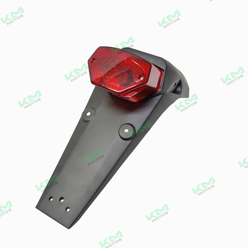 Porta placas Italika DM150 con soporte de stop, montaje resistente y práctico para motocicleta, en color negro.
