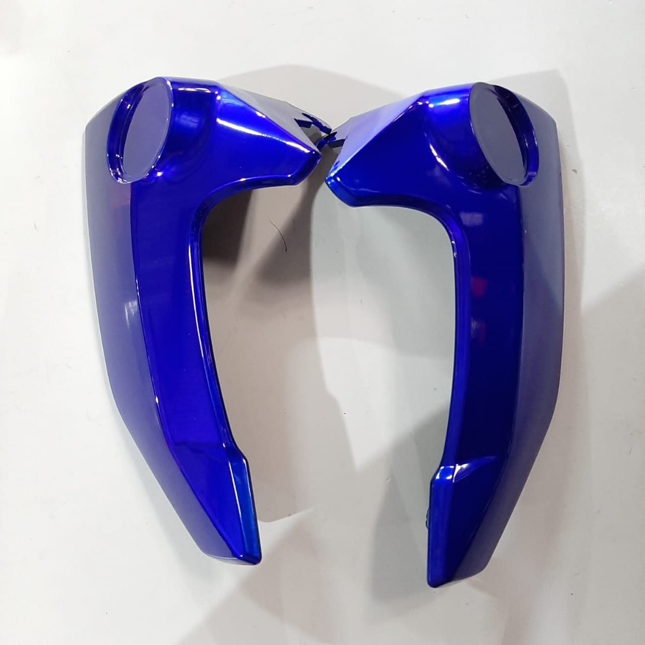 Rompeventos Yamaha FZ16 azul de KM Motos, con detalles del diseño y color en la motocicleta en primer plano.