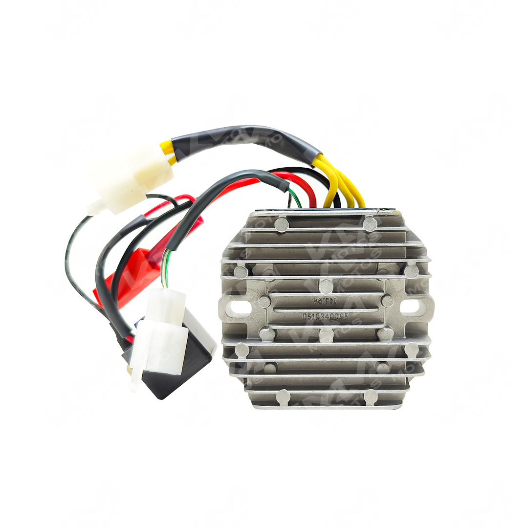 Regulador de voltaje Bajaj 205/4S con conexiones y controles visibles para protección eléctrica confiable.