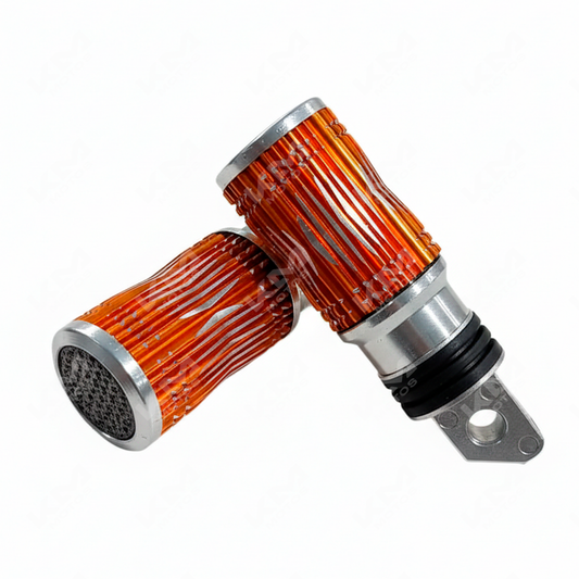 Estribos M46 de aluminio dorado para motos, diseño de lujo y acabado brillante, marca KM Motos, en imagen de alta calidad.