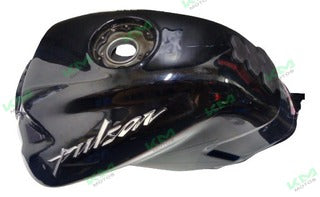 Tanque negro para motocicleta Pulsar 180/220 de la marca Universal, parte superior con detalles y acabado en pintura negra brillante.