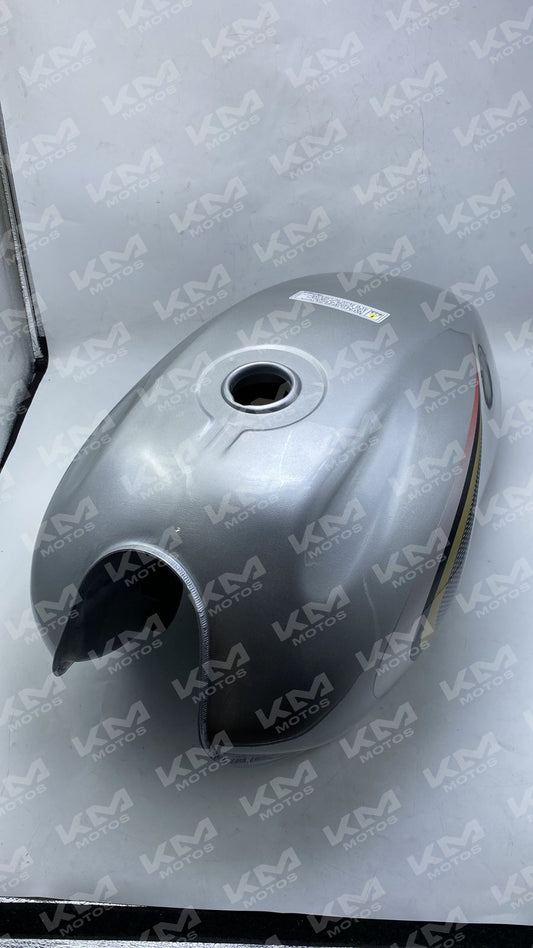 Tanque gris para Yamaha YBR125, muestra detalles de la estructura y acabado del tanque de combustible.