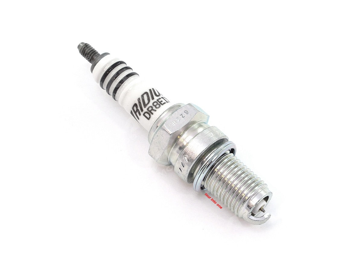 Bujía de motor DR8-E Iridium de la marca Universal, muestra su diseño y terminal en una imagen clara.