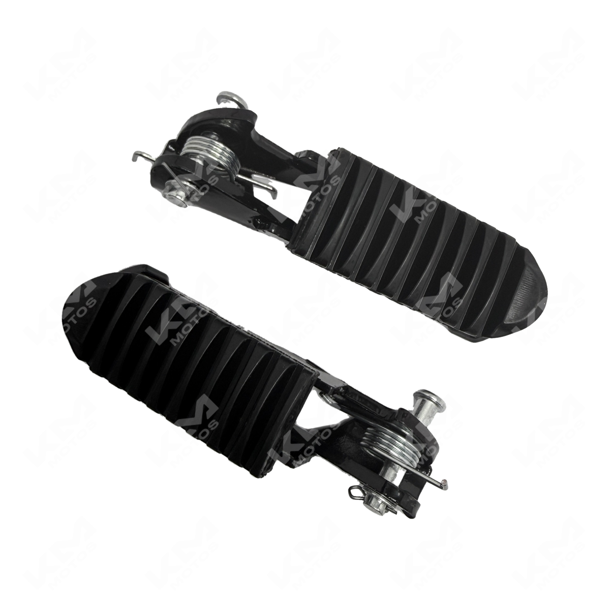Estribo delantero AKT TT150 de KM Motos con goma y estructura metálica, visible en la imagen.