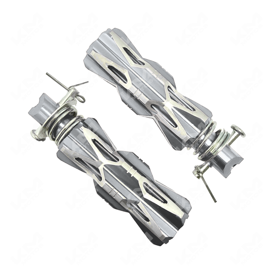Estribo universal de aluminio cromado para motos, resistente y ligero, con acabado brillante y diseño funcional.