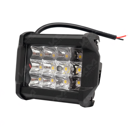 Luz LED de barra metálica cuadrada de 12 piezas de la marca Universal, con diseño elegante y acabado metálico.