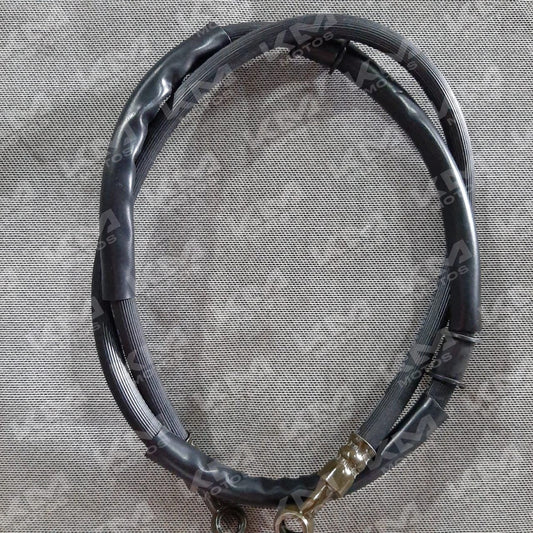 Manguera de freno para XM200, flexible y resistente, con conexiones metálicas para sistema de frenos de vehículo.