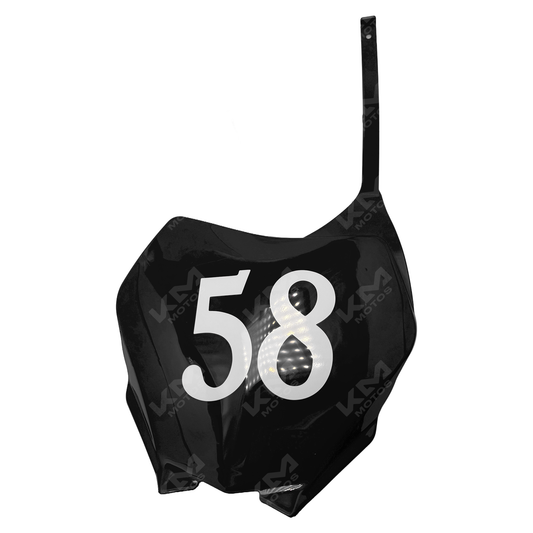 Soporte para número universal Core negro de KM Motos, diseñado para motocicletas, con acabado en negro y estructura resistente.