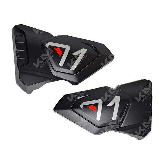 Tapadera lateral negra para motocicleta CG125 de KM Motos, muestra la pieza de plástico en detalle.