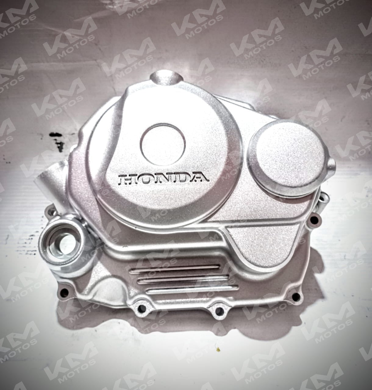 Tapadera de carter para Honda CG125/FT STD de la marca Senli, mostrando la pieza metálica en un fondo neutro.