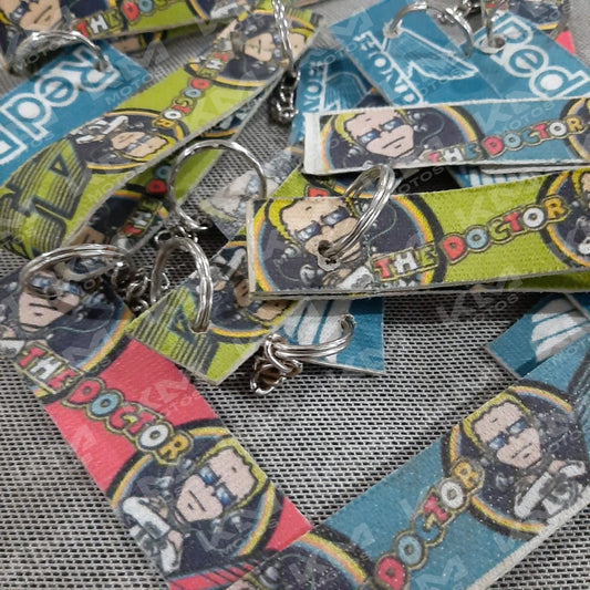 Llavero de metal con diseño de cómics, accesorio universal de la marca Universal, ideal para llaves y bolsos.