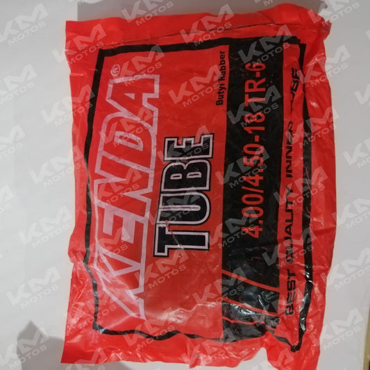 Neumáticos Kenda 4.50-18, neumáticos de tamaño mediano para motocicleta o vehículo ligero, con banda de rodadura visible.