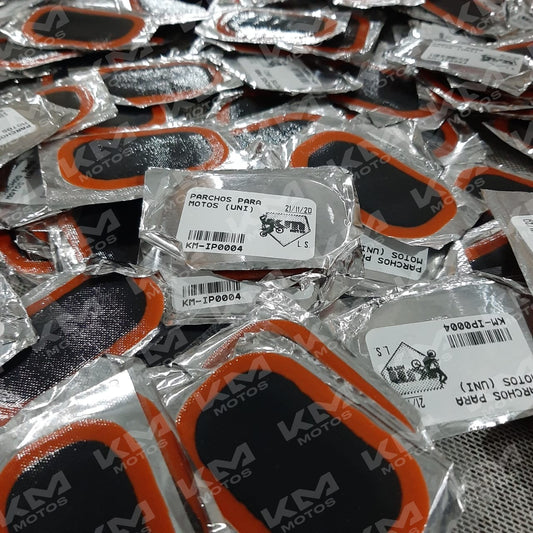 Parchos universales para motos, protección de alta calidad, en color negro, en uso en motocicleta.