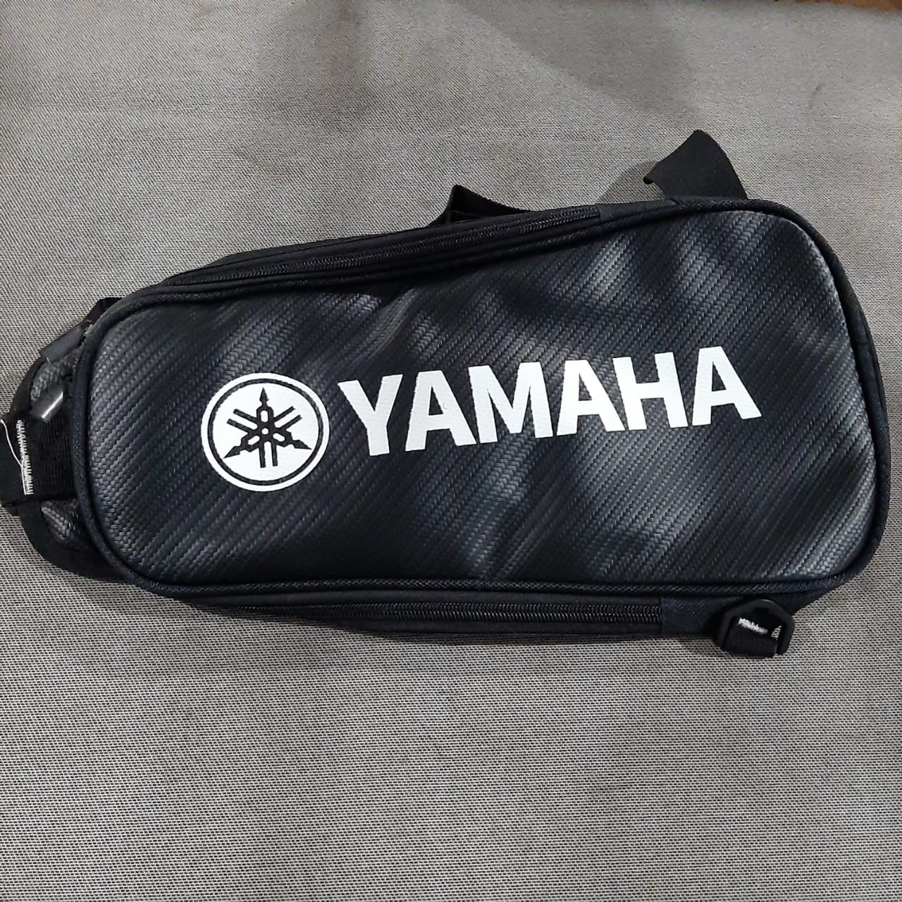Bolsa racing KM Motos, piernera o maletín, con compartimentos y correas ajustables, ideal para motociclistas.