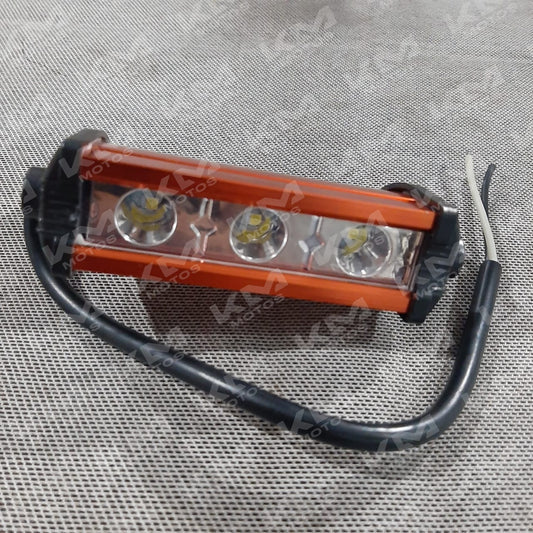 Luz LED de barra metálica de 3 puntos de la marca Universal, con diodos LED y estructura resistente de metal.