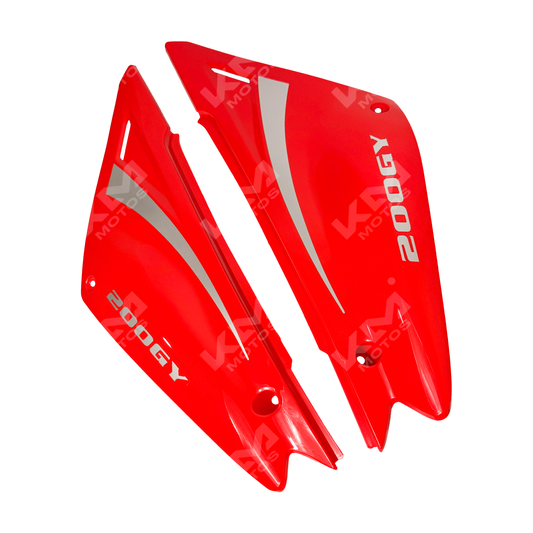 Tapaderas laterales rojas KM Motos GXT200/KMF200 en vista frontal, hechas de material resistente para motocicletas.