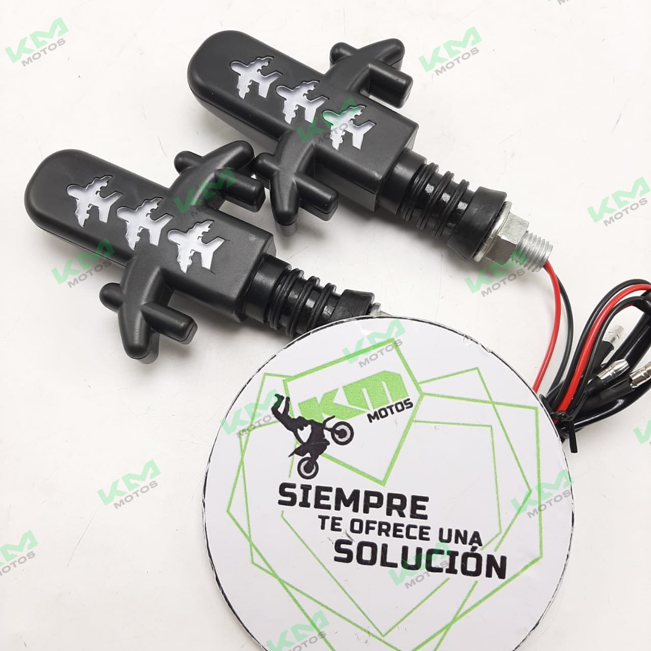 Vías LED Air Force de la marca Universal, vías de iluminación modernas con luces LED en color negro y detalles aerodinámicos.