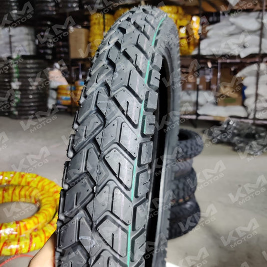 Llanta delantera de 90/90-19 doble propósito de la marca Diamond, con banda de rodadura y estructura resistente.