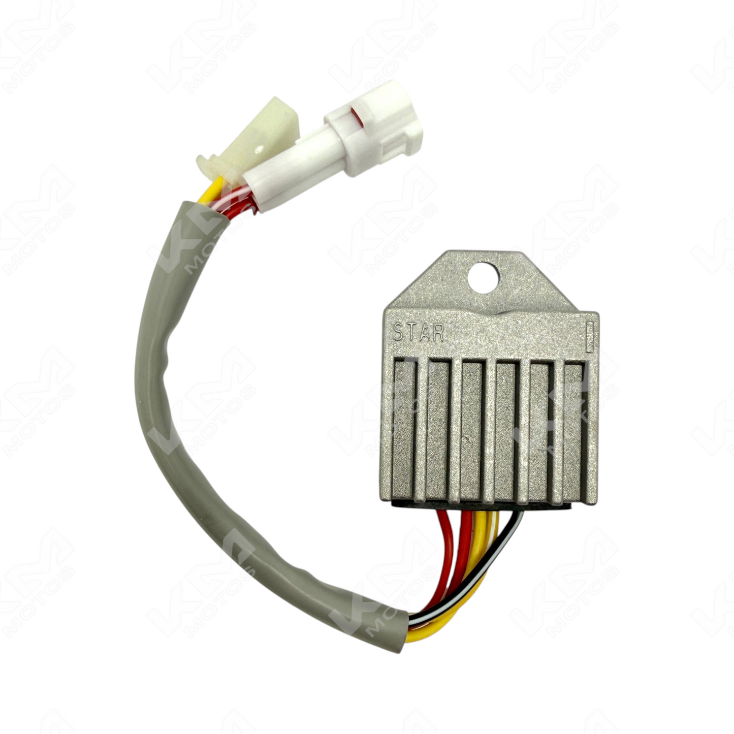 Regulador de voltaje KM Motos Apache RTR180, componente eléctrico con cables y conexiones visibles.