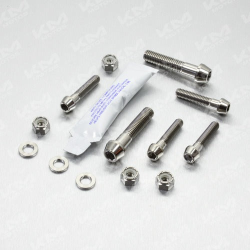 Abrazaderas universales para protectores de barra de supermoto, con tornillos y estructura de metal resistente.