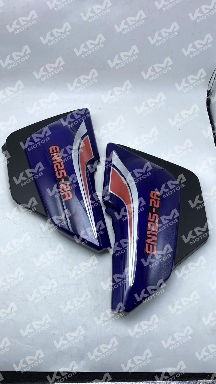 Tapadera lateral izquierda azul para Suzuki, modelo universal KM-XT0061, resistente y diseñada para proteger la parte lateral del vehículo.