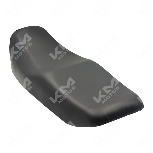 Asiento para motocicleta HJ125-7 de KM Motos, vista lateral mostrando acolchado y diseño resistente para uso en carretera.