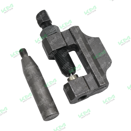Cadena de tracción universal 428H/520H con eslabones de acero, visible en la imagen, para uso en maquinaria pesada.