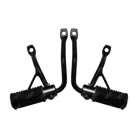 Estribos delanteros universales GXT200/KMF200, en color negro, con soporte y estructura metálica visible en la imagen.