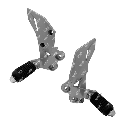 Estribos delanteros y base para Gixxer 150 de KMMOTOS, accesorios de motocicleta en imagen.