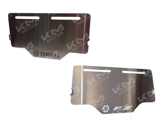 Porta placas Universal FZ2.0, resistente y durable, con soporte para matrícula en color negro, en superficie plana.