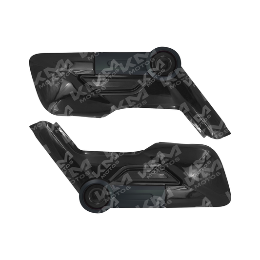 Tapaderas laterales negras para Honda Navi, marca Universal, mostrando detalles y acabado en el lateral de la motocicleta.