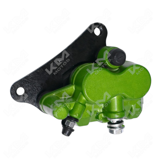 Caliper de freno delantero verde KM Motos 150Z, muestra detalles y acabado en metal en la imagen.