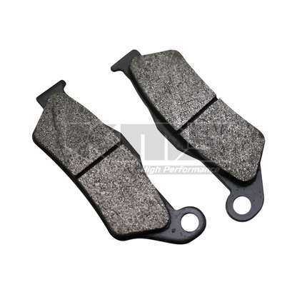 Pastillas de freno KM Motos XL200, PS135, Discovery, FZ y NS200, colocadas en un disco de freno en una motocicleta.